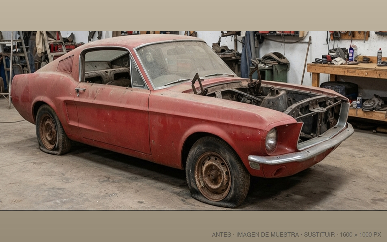 Ford Mustang Fastback rojo desgastado, antes de su restauración, en un taller.