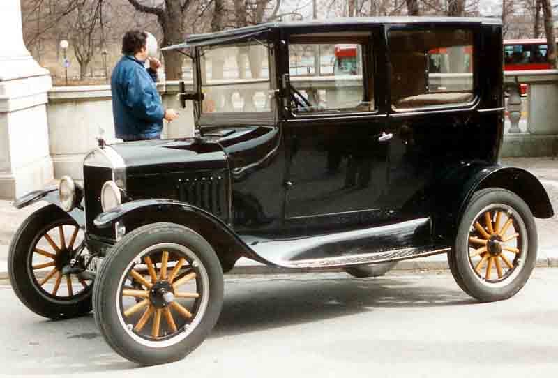 Ford Modelo T Tudor sedán de 1924, negro, de dos puertas.